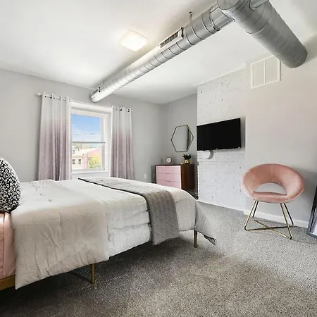 Free Parking, Walk Everywhere, 2 Private Bathrooms