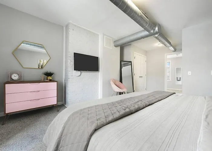 Holiday home Hostwise - Free Parking, Highly Walkable, 2 Full Bathrooms