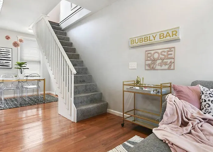Hostwise - Free Parking, Highly Walkable, 2 Full Bathrooms *