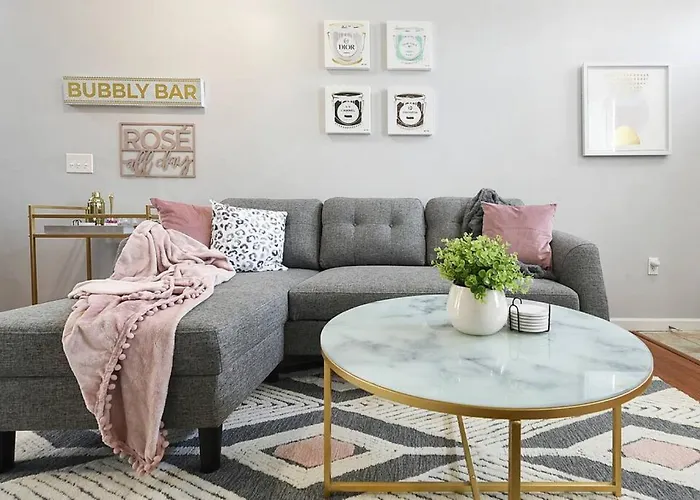 Hostwise - Free Parking, Highly Walkable, 2 Full Bathrooms *