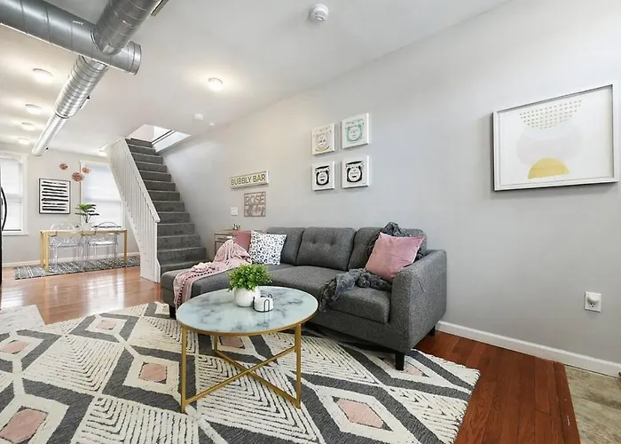 Hostwise - Free Parking, Highly Walkable, 2 Full Bathrooms