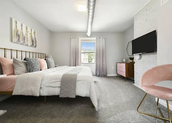 Hostwise - Free Parking, Highly Walkable, 2 Full Bathrooms