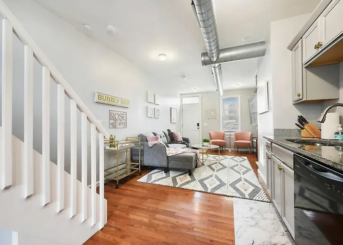Hostwise - Free Parking, Highly Walkable, 2 Full Bathrooms