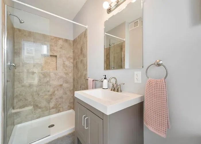 Hostwise - Free Parking, Highly Walkable, 2 Full Bathrooms Holiday home *