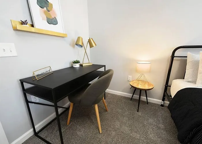 Hostwise - Free Parking, Highly Walkable, 2 Full Bathrooms *