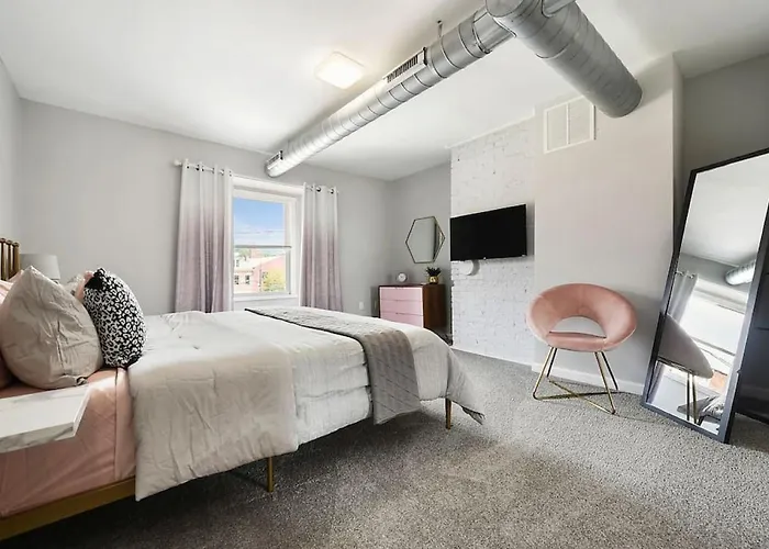 Holiday home Hostwise - Free Parking, Highly Walkable, 2 Full Bathrooms Pittsburgh