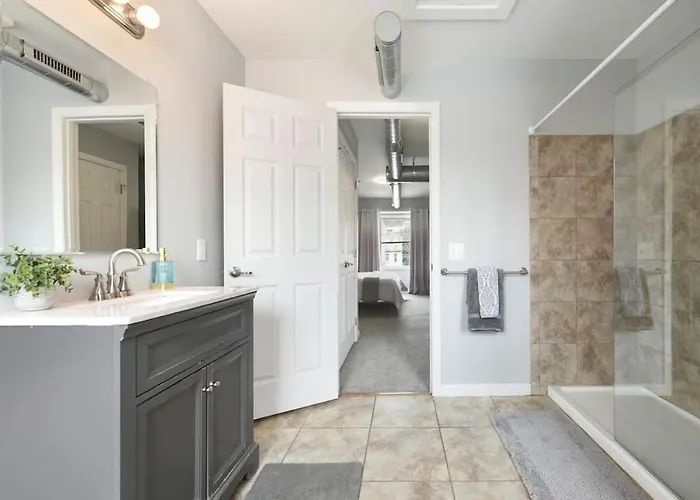 Holiday home Hostwise - Free Parking, Highly Walkable, 2 Full Bathrooms *