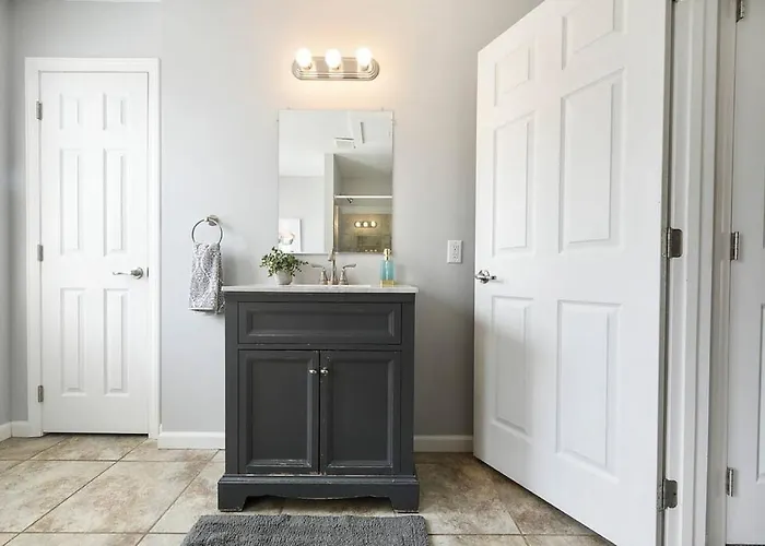 Holiday home Hostwise - Free Parking, Highly Walkable, 2 Full Bathrooms Pittsburgh